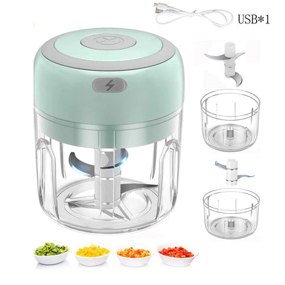 Mini hachoir électrique blanc rechargeable par USB avec ses lames en acier inoxydable et son bol transparent.