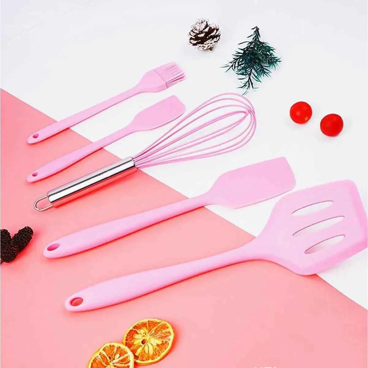 Zoom sur les têtes en silicone antiadhésif et les manches ergonomiques des accessoires de pâtisserie, faciles à nettoyer