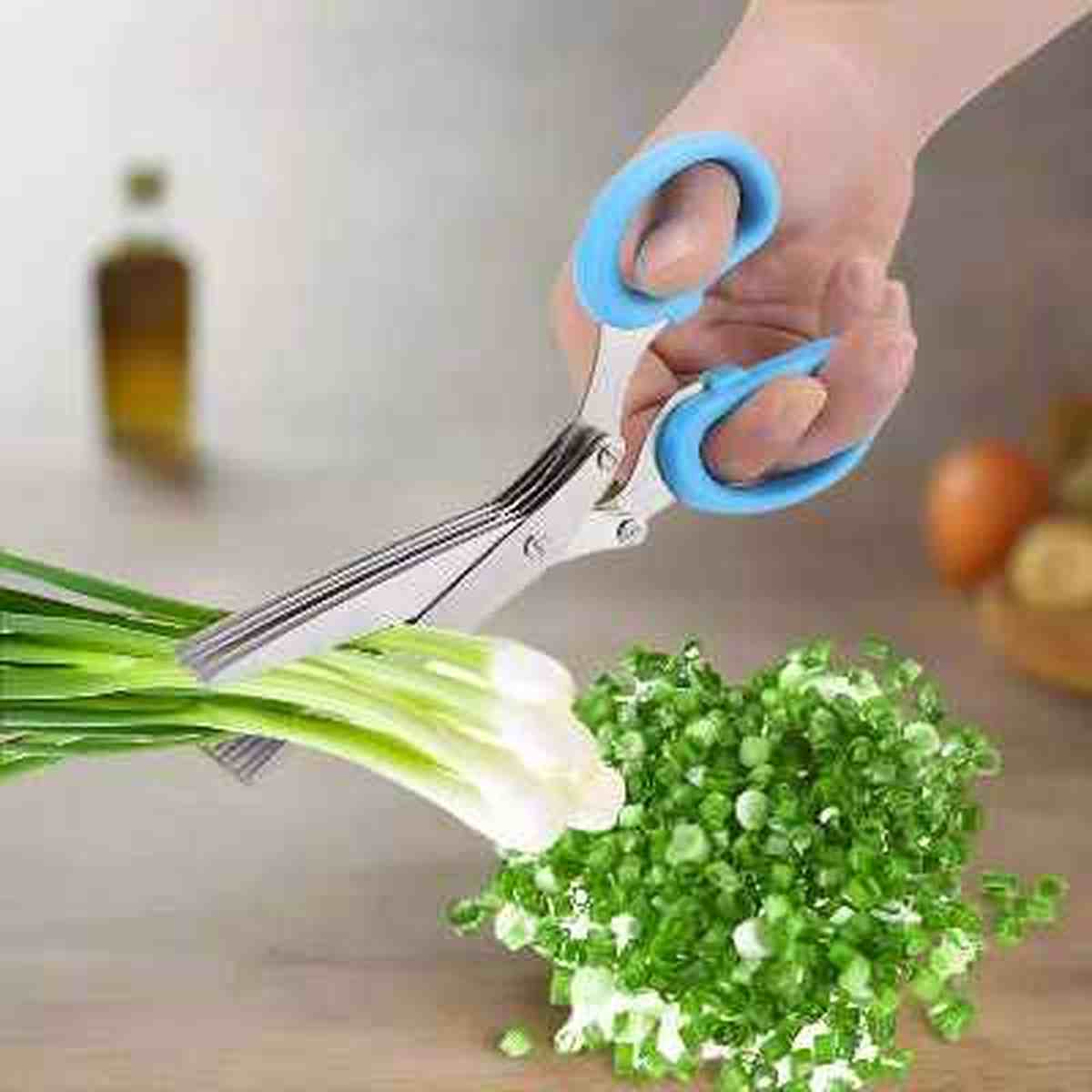 Démonstration des ciseaux MultiLayersScissor découpant rapidement des oignons verts frais en rondelles uniformes.