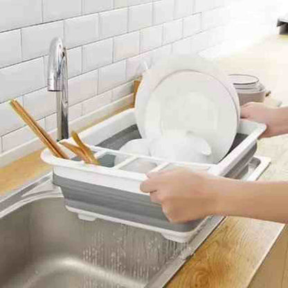 Main repliant l'égouttoir à vaisselle blanc pliable Compact Kitchen pour un rangement facile après utilisation.