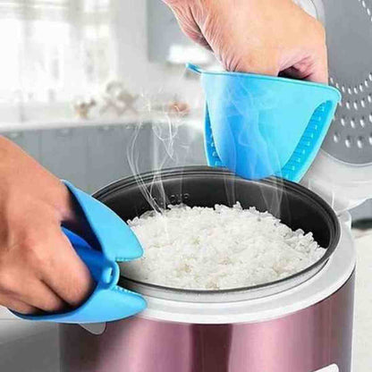 Deux mini maniques bleues en silicone ThermoShield utilisées pour sortir un bol fumant d'un cuiseur à riz, protégeant contre la chaleur et la vapeur.