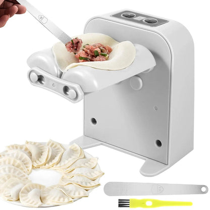 Machine à raviolis électrique blanche en action avec pâte et farce, incluant ses accessoires (cuillère doseuse et pinceau) sur fond blanc - Get Cuisine Shop