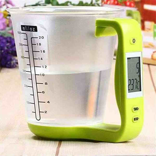 Balance de cuisine électronique 2-en-1 avec tasse mesureuse graduée en plastique transparent et poignée ergonomique verte, affichage LCD.
