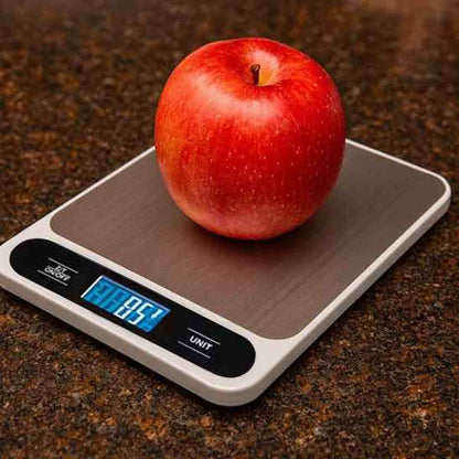 Pomme rouge posée sur le plateau en acier inoxydable d'une balance de cuisine Precision Elegance, indiquant un poids de 185g.
