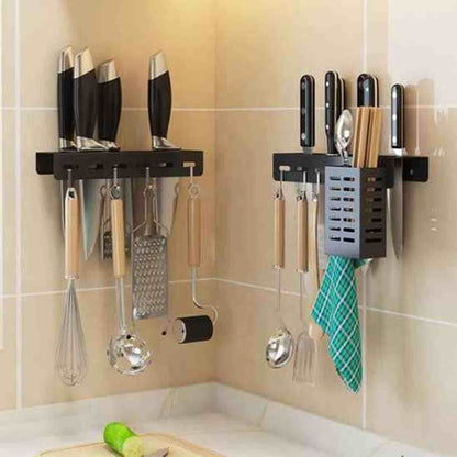 Installation de barres magnétiques porte-couteaux noires dans un angle de cuisine, organisant couteaux, fouets et accessoires avec des crochets.