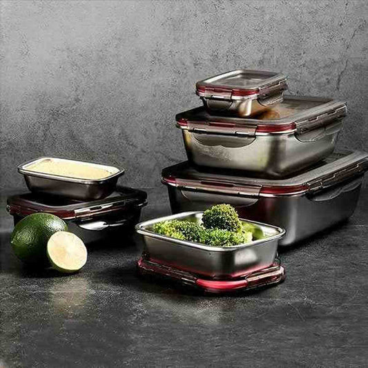 Ensemble de boîtes à lunch hermétiques en acier inoxydable de différentes tailles avec couvercles étanches, présentées sur un plan de travail moderne