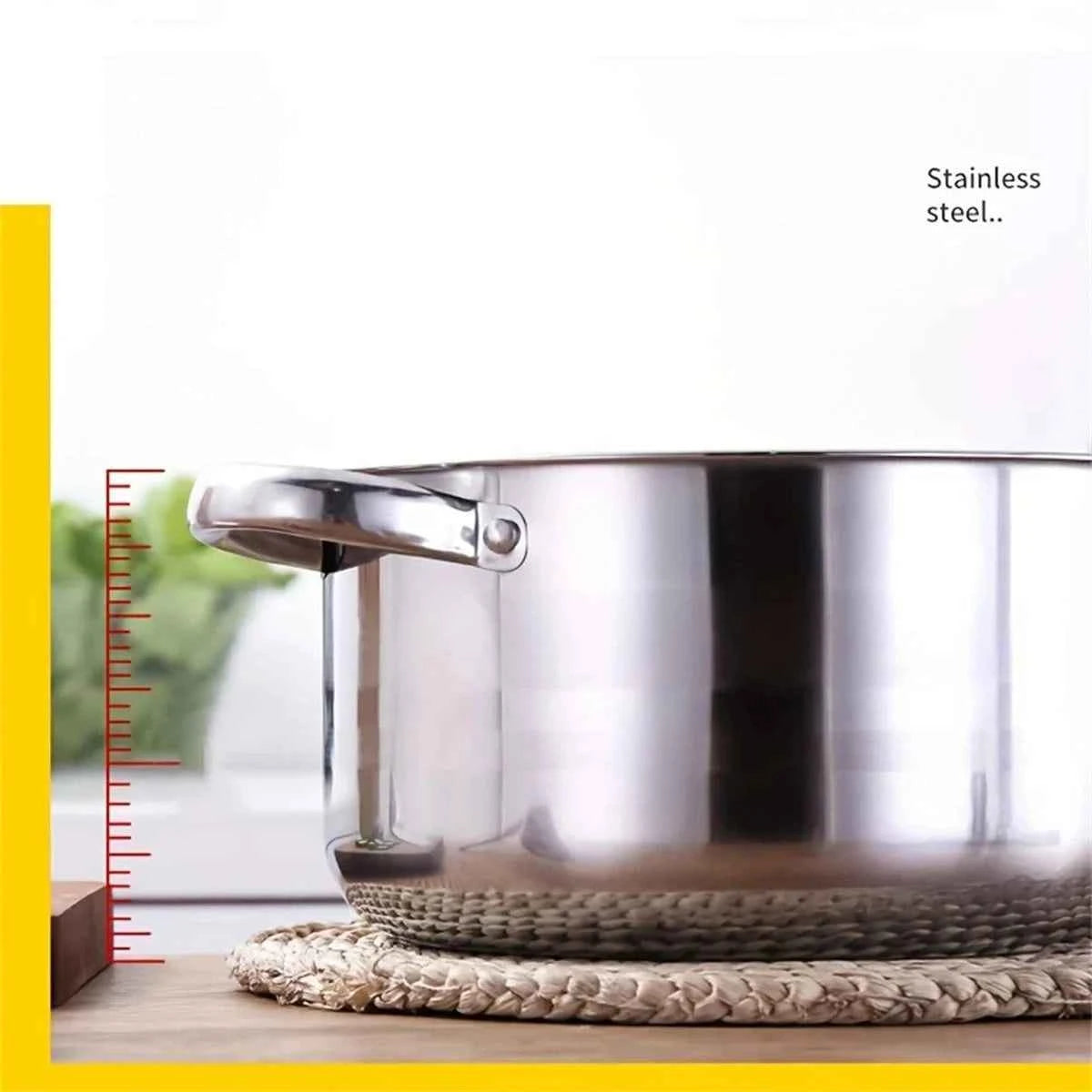 Gros plan sur le bord verseur d'une casserole en acier inoxydable permettant de verser les liquides sans éclaboussures.
