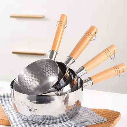 Série de casseroles en acier inoxydable avec manches en bois ergonomiques et finition intérieure martelée.