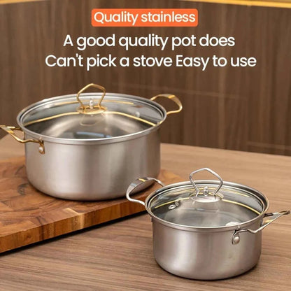 Comparaison d'une petite casserole inox argentée et d'une grande casserole inox avec poignées dorées, toutes deux avec couvercles en verre.