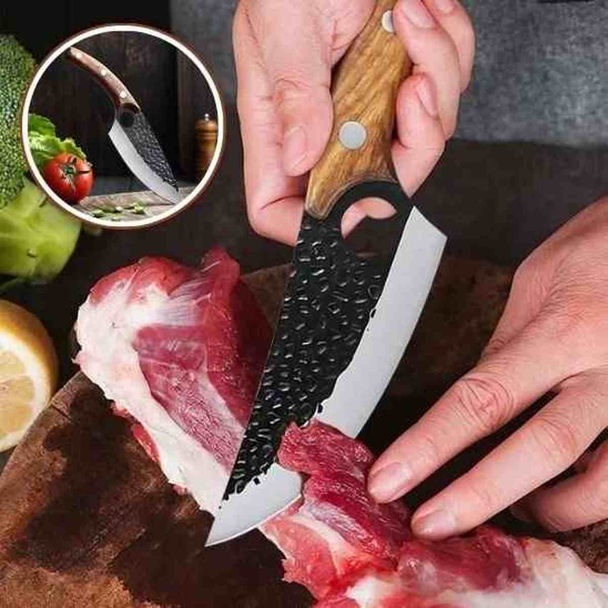 Couteau de chef Ultra-Cut avec lame martelée noire et manche en bois ergonomique, idéal pour la découpe de viandes et légumes.