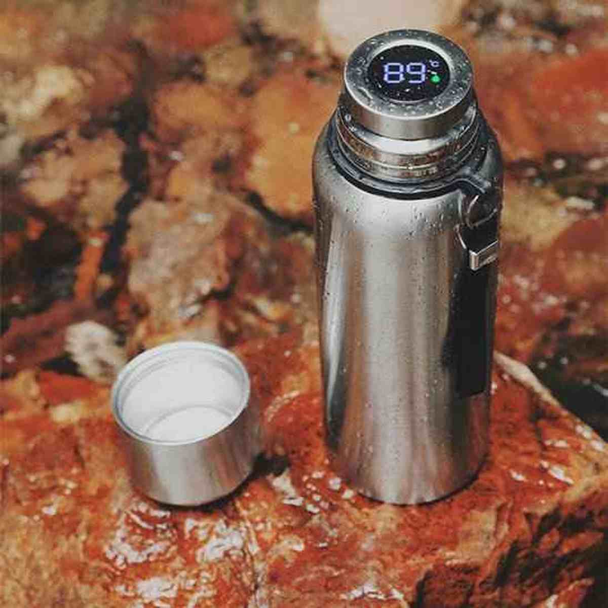 Gourde isotherme premium en acier inoxydable avec bouchon intelligent affichant la température de la boisson à 89 degrés.