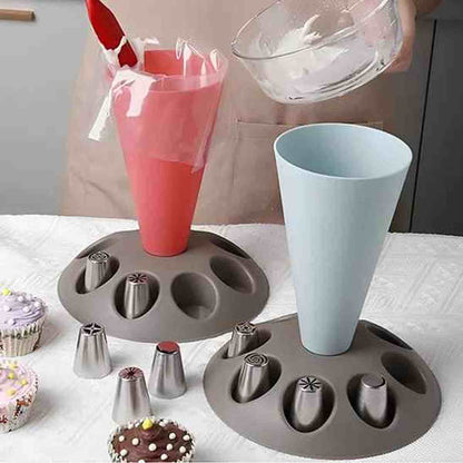 Support de remplissage pour poches à douille PâtissiPro avec plusieurs embouts en inox et poches en silicone, idéal pour organiser sa décoration pâtissière.