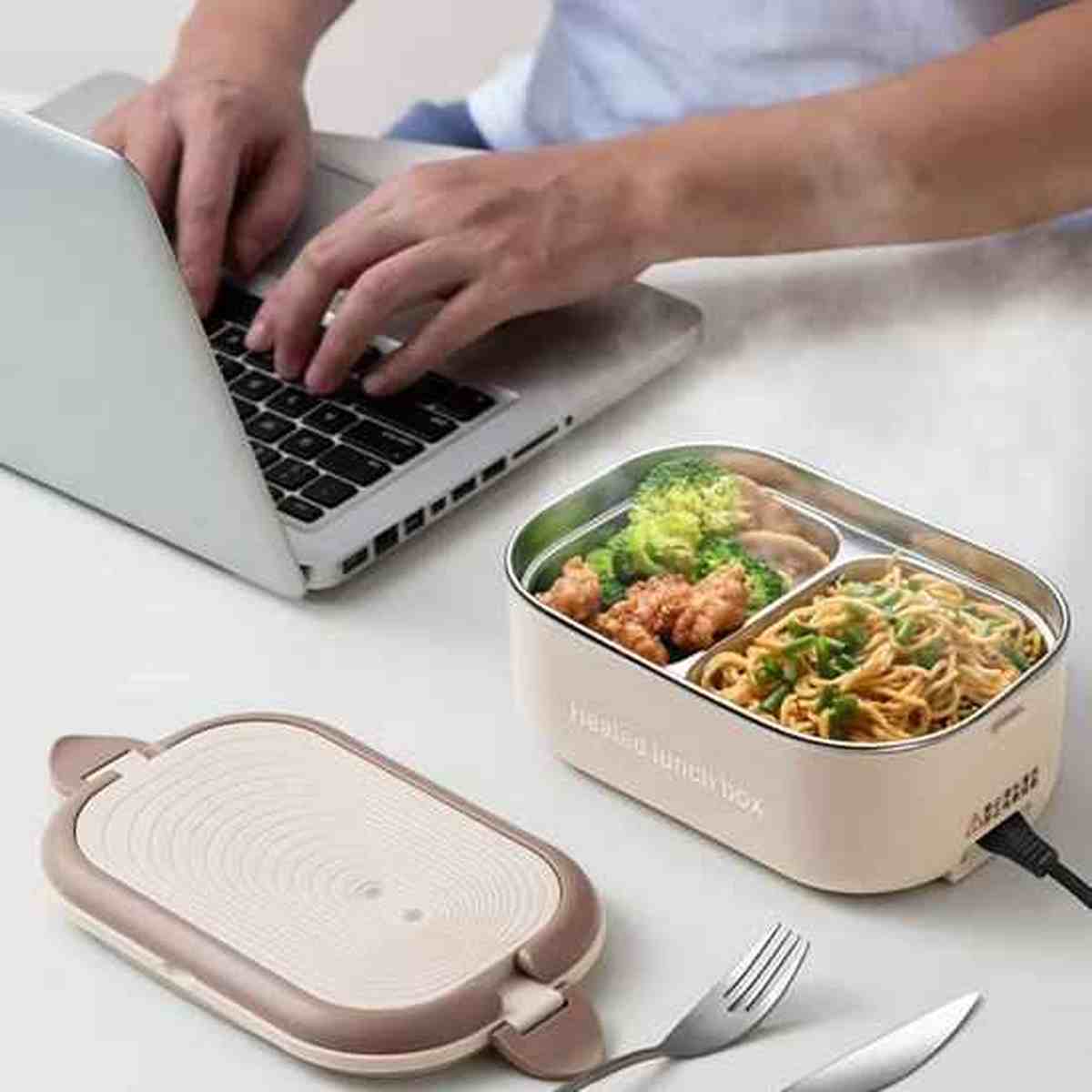 Lunch box électrique facile à utiliser pour le bureau, montrant le design portable et les compartiments fermés pour le transport
