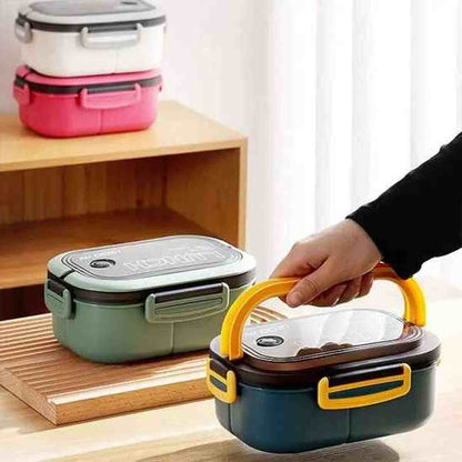 Main tenant une lunch box éco-étanche par sa poignée intégrée, avec plusieurs modèles de différentes couleurs en arrière-plan