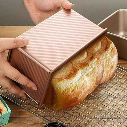 Moule à pain de mie PâtissiPro en acier au carbone avec revêtement antiadhésif bronze, incluant un couvercle hermétique pour une cuisson uniforme.
