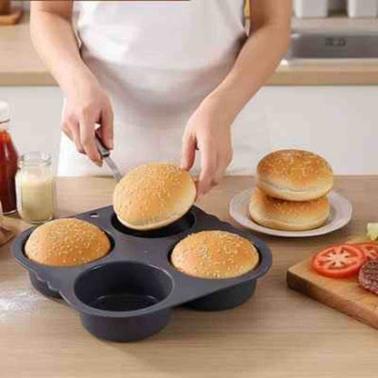 Démoulage d'un pain burger fait maison d'un moule en silicone noir AntiadhésifPro, avec des ingrédients frais pour burger en arrière-plan.