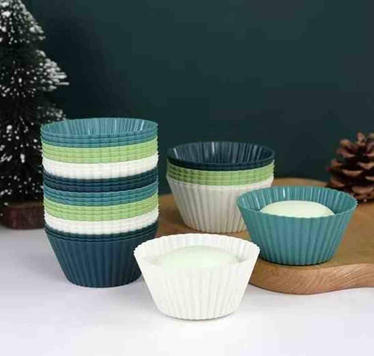 Caissettes à muffins en silicone multicolores PâtissiPro présentées dans un décor de fête, idéales pour des cupcakes de Noël réussis et sans accrochage.