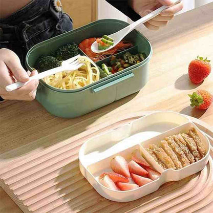 Présentation des deux plateaux amovibles de la lunch box éco-étanche, l'un contenant des pâtes et des brocolis, l'autre des fraises et de la viande grillée
