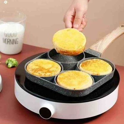 Pancakes dorés et épais cuits dans les compartiments d'une poêle PerfectCook sur une plaque vitrocéramique.