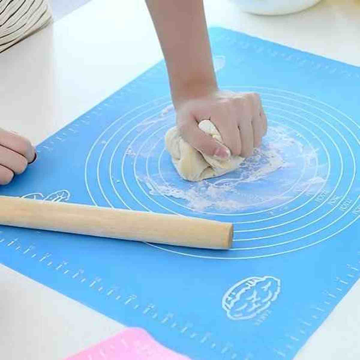 Tapis de pétrissage en silicone avec graduations circulaires, utilisé pour travailler une pâte à pain, favorisant la relaxation par la pâtisserie.