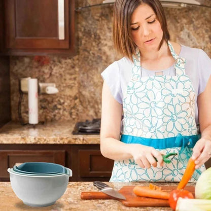 Femme préparant des légumes en cuisine avec le set de 3 saladiers en plastique empilables posés sur le plan de travail